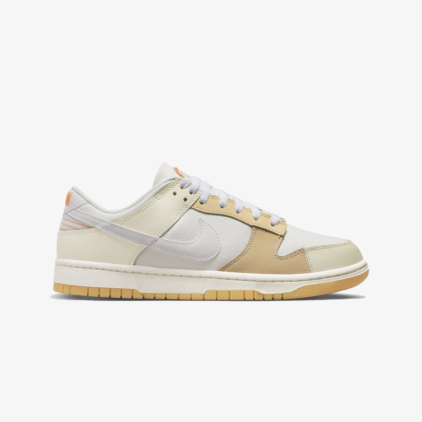 Nike | DUNK LOW SE { WHITE/SAIL-WHITE-SANDDRIFT