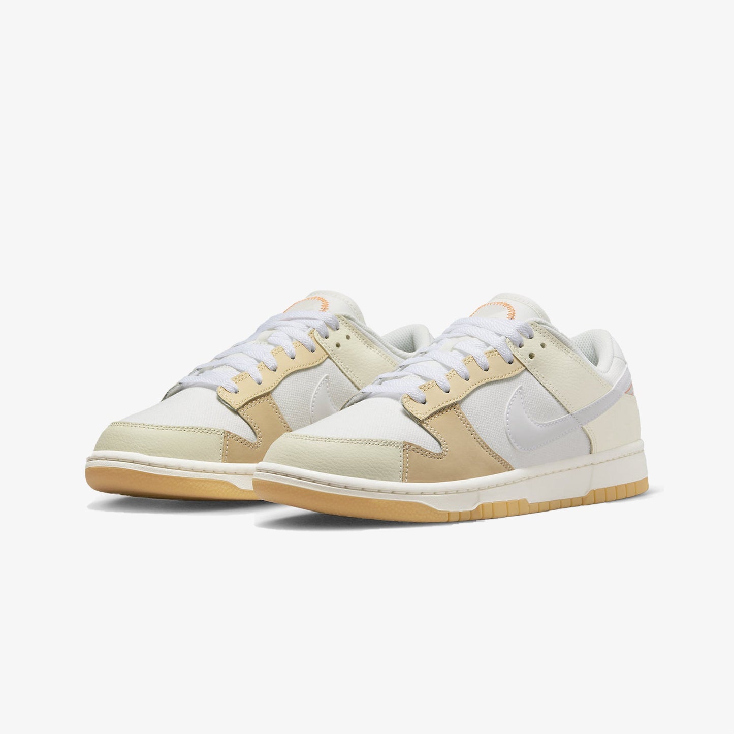 Nike | DUNK LOW SE { WHITE/SAIL-WHITE-SANDDRIFT