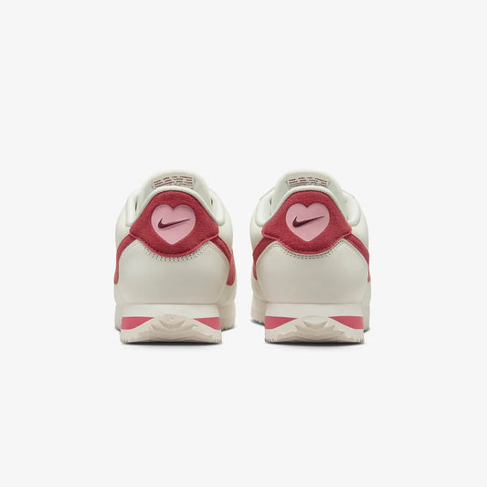 Nike | CORTEZ SE { SAIL/ADOBE-MED SOFT PINK-TEAM RED