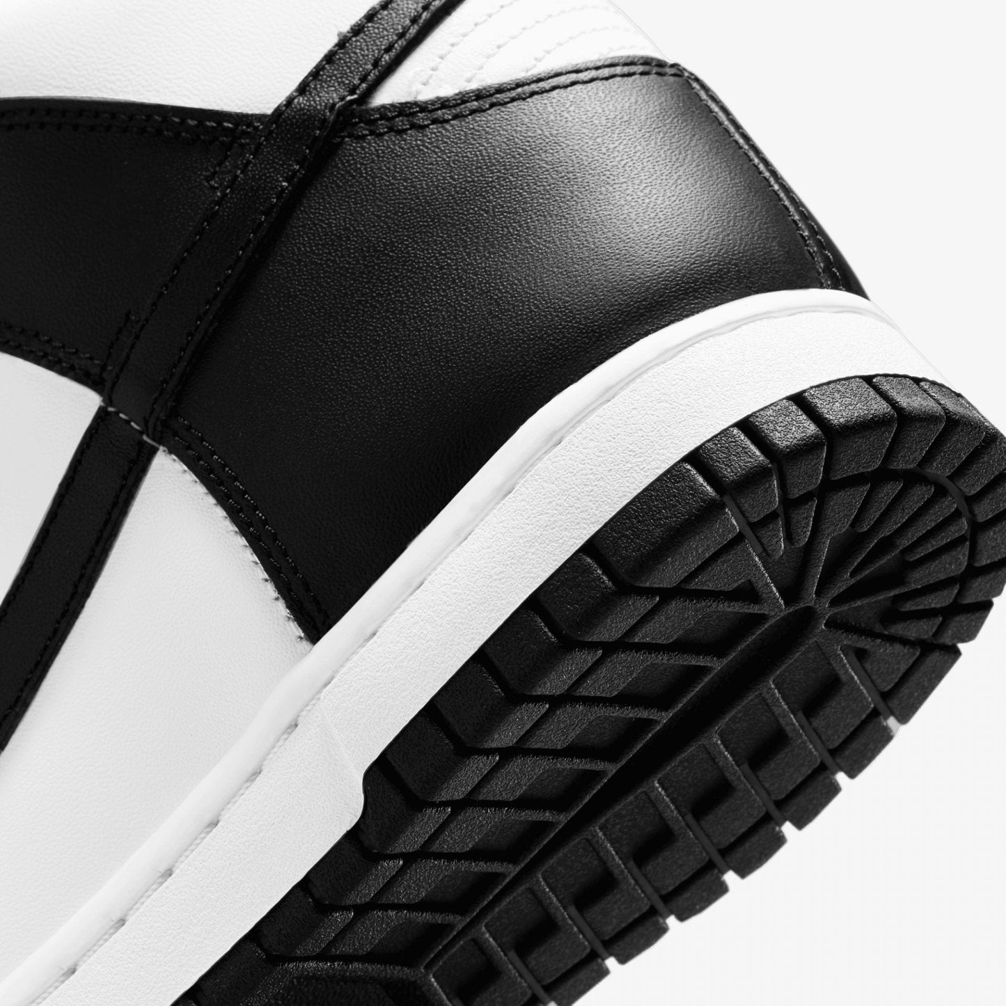 Nike | DUNK HIGH { BLACK/WHITE