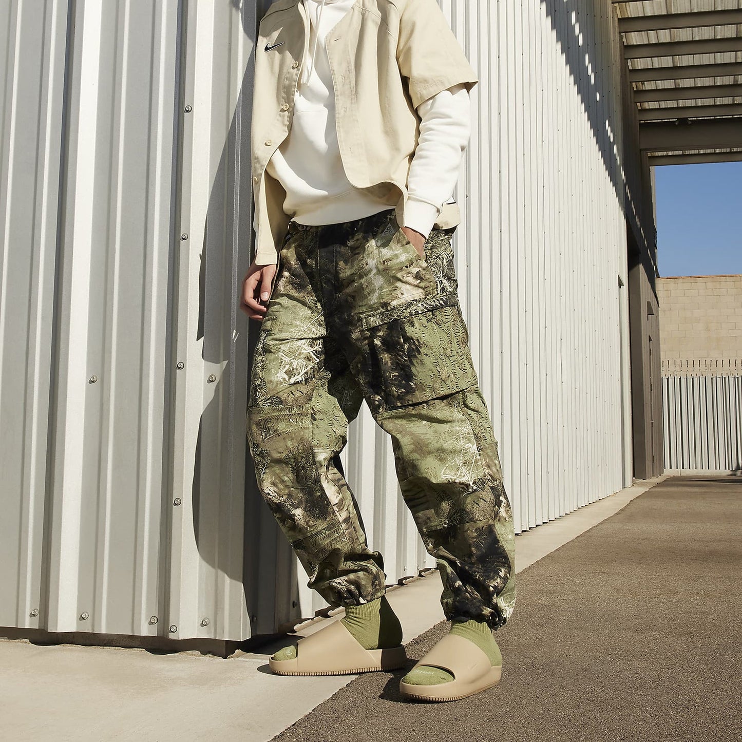Nike | CALM { KHAKI/KHAKI