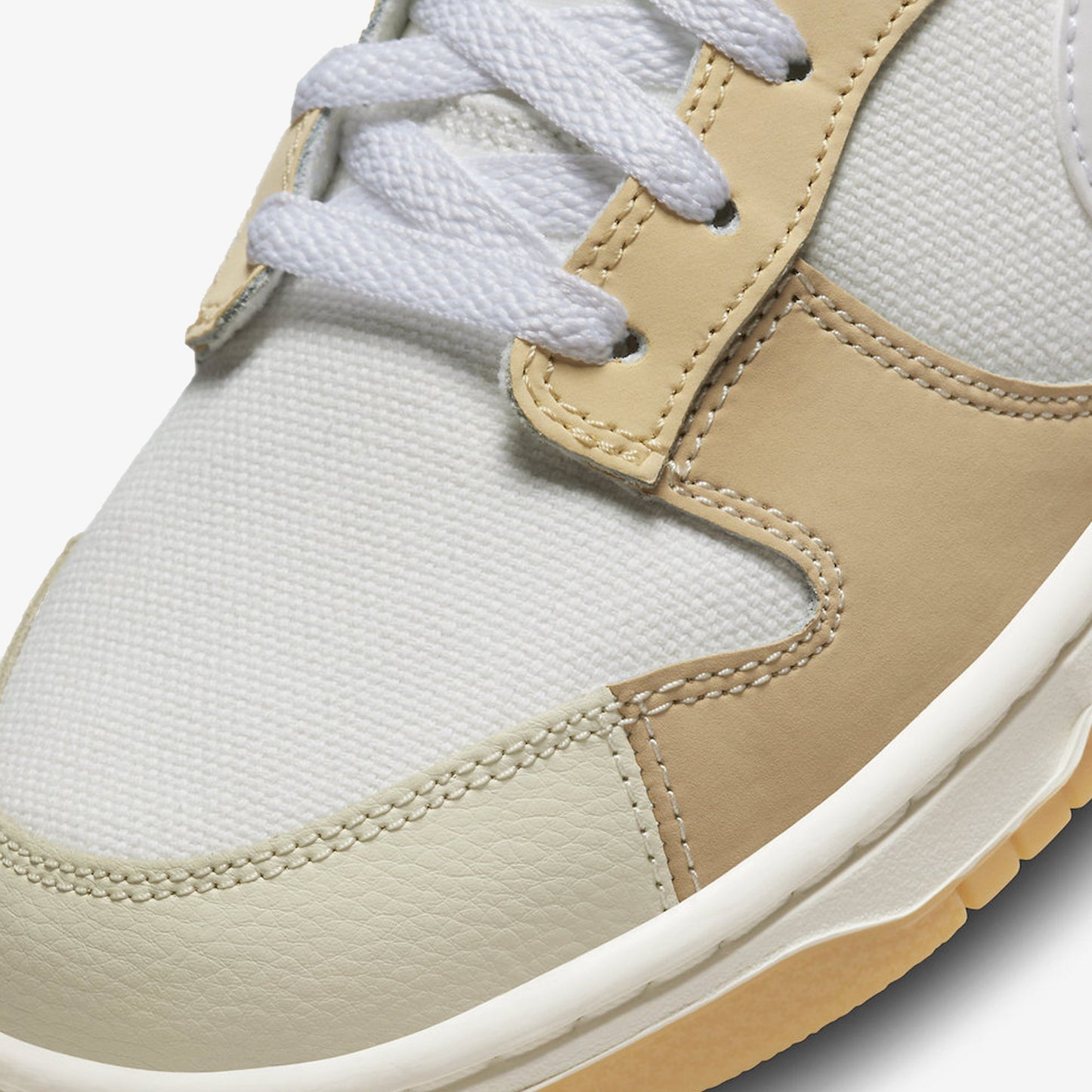 Nike | DUNK LOW SE { WHITE/SAIL-WHITE-SANDDRIFT