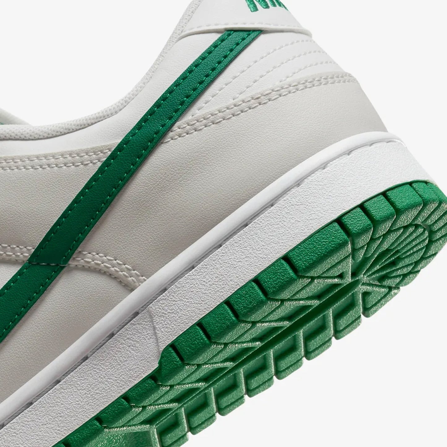 Nike | DUNK LOW RETRO { SUMMIT WHITE/MALACHITE-PLATINUM TINT
