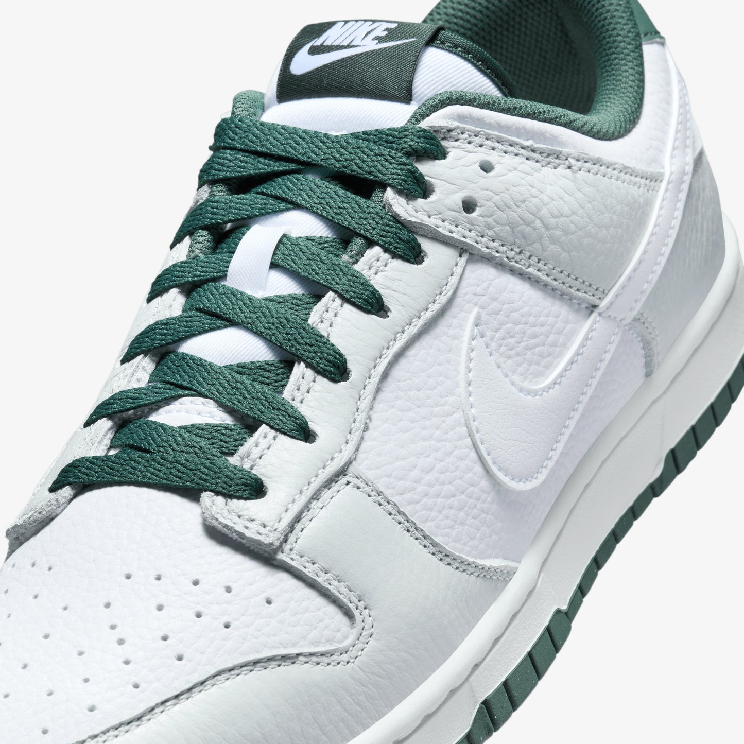 NIKE | DUNK LOW RETRO SE { PHOTON DUST/WHITE-VINTAGE GREEN