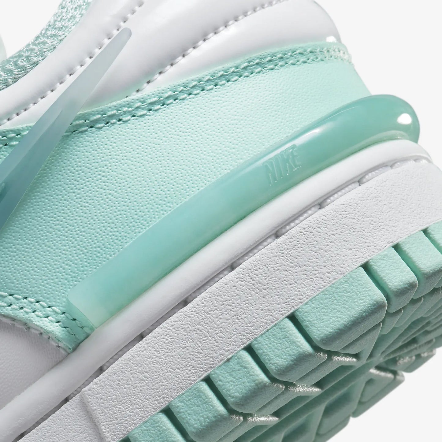Nike | DUNK LOW TWIST { SUMMIT WHITE/JADE ICE