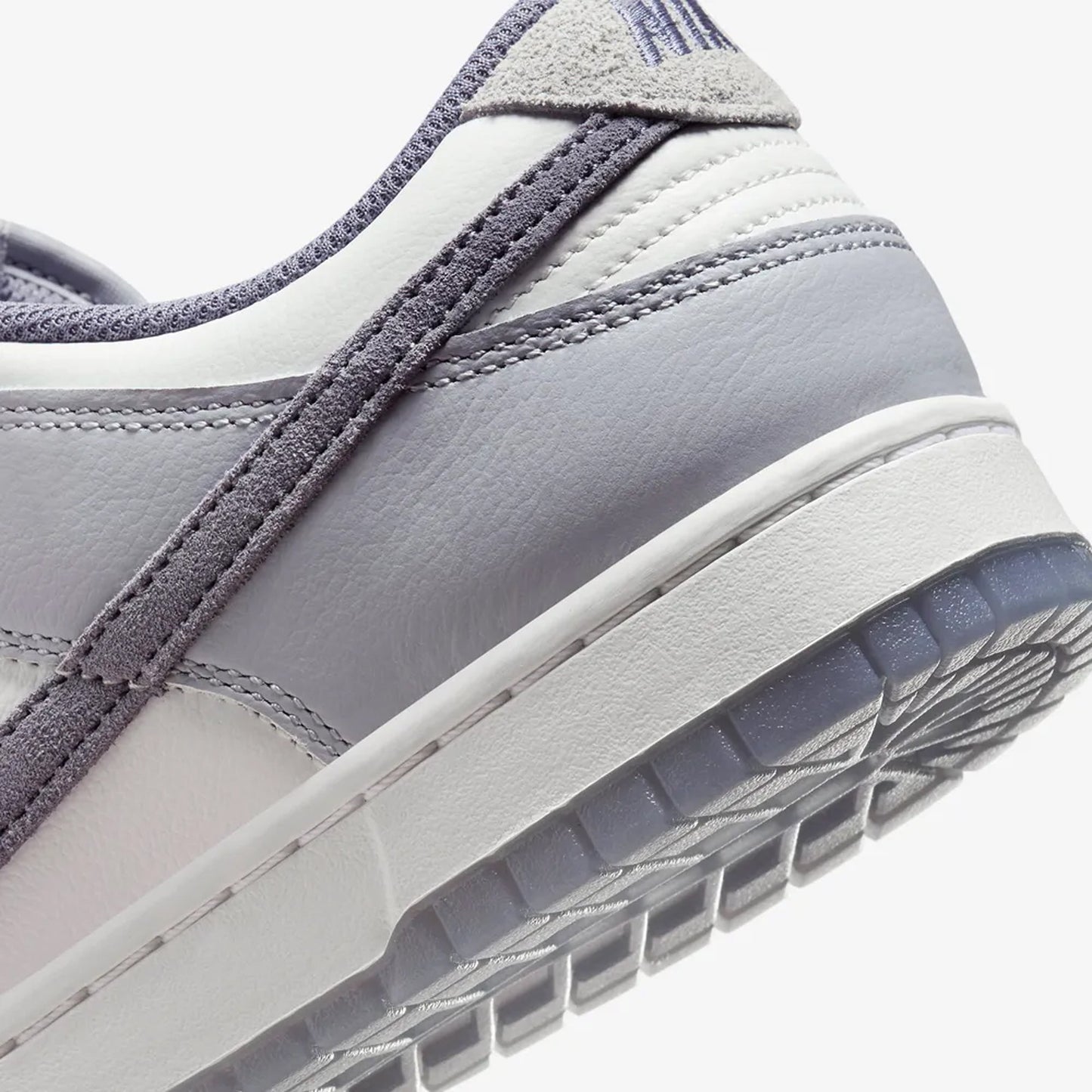 Nike | DUNK LOW RETRO SE { WHITE/LIGHT CARBON-PLATINUM TINT