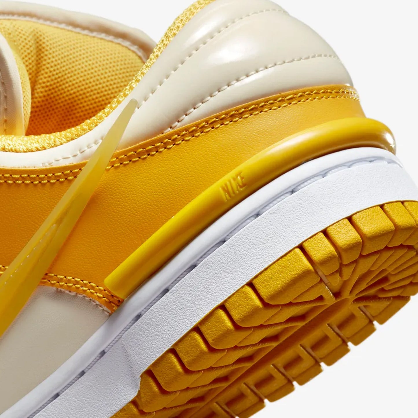 Nike | DUNK LOW TWIST { SAIL/VIVID SULFUR-WHITE