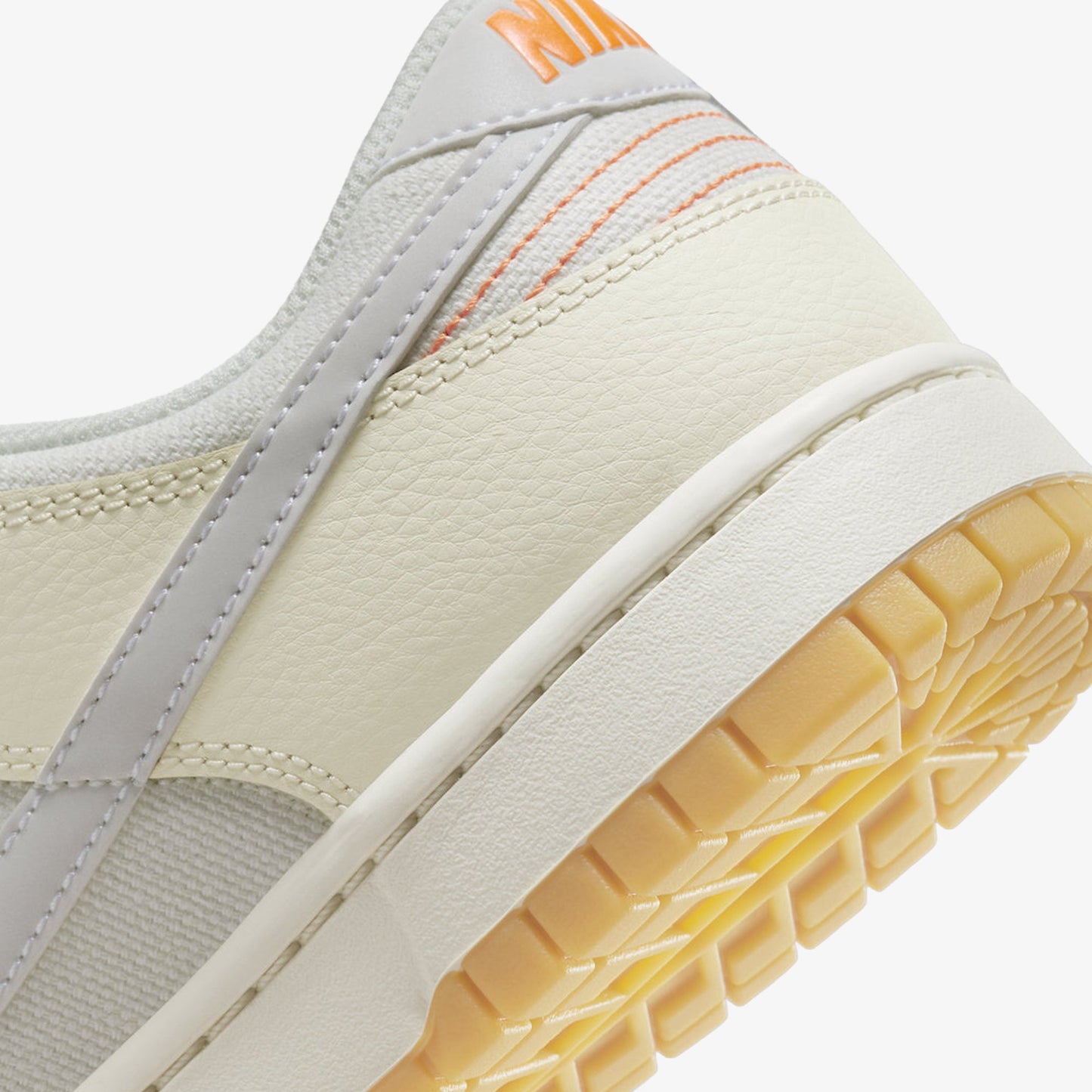 Nike | DUNK LOW SE { WHITE/SAIL-WHITE-SANDDRIFT