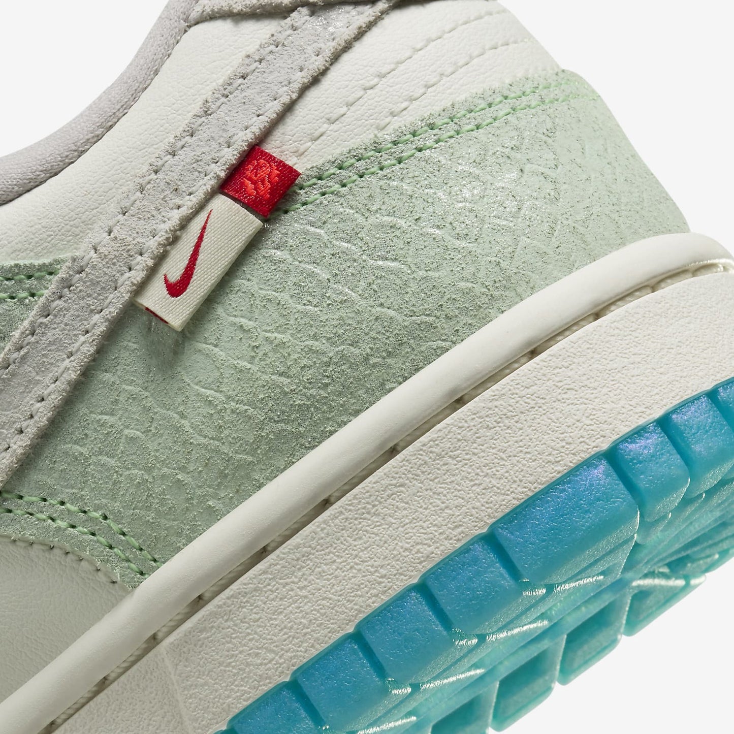 Nike | DUNK LOW LX { SAIL/SAIL-SAIL-DUSTY CACTUS