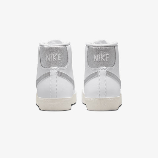Nike | BLAZER MID '77 ESS { WHITE/METALLIC SILVER