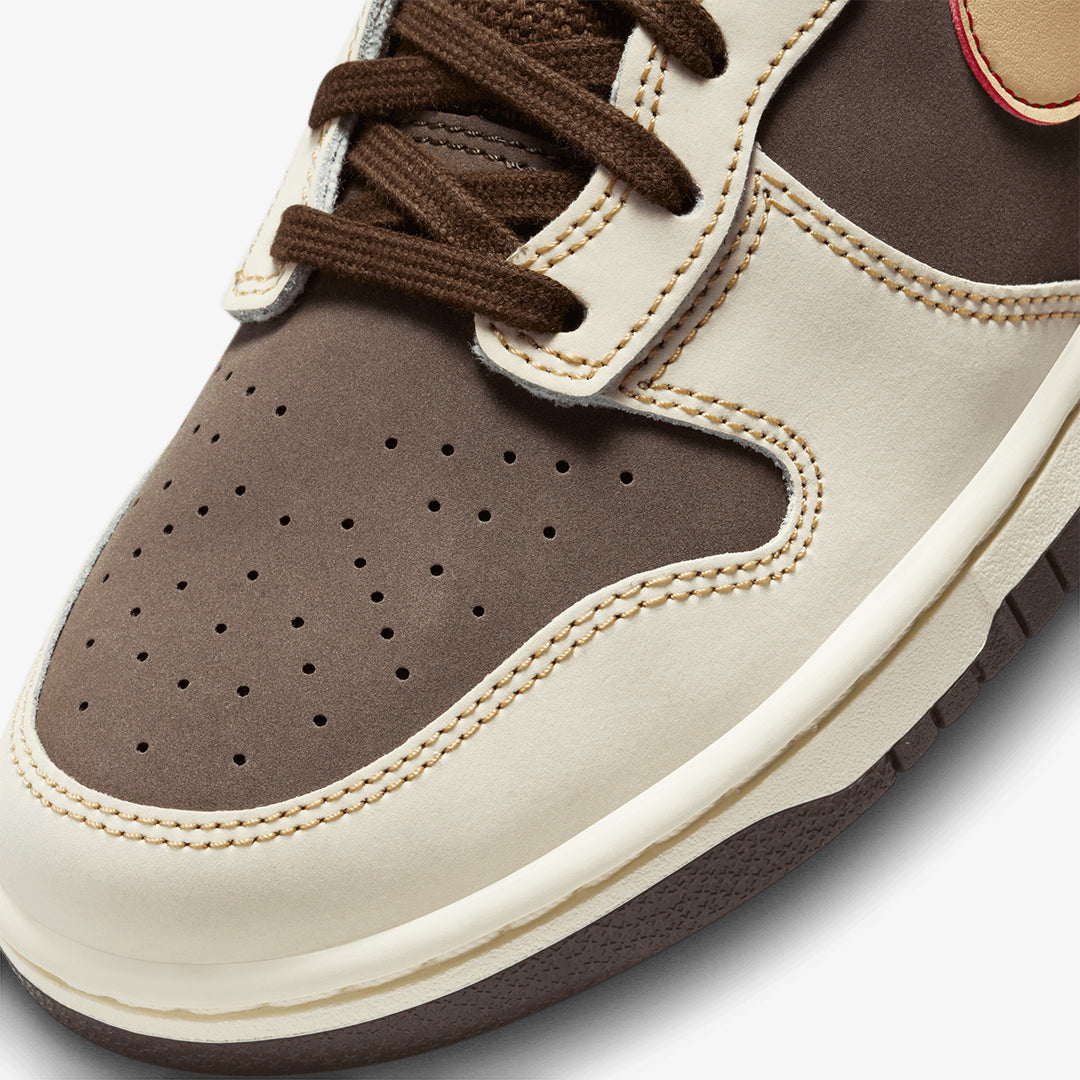 Nike | DUNK HIGH RETRO SE { BAROQUE BROWN/SESAME-COCONUT MILK