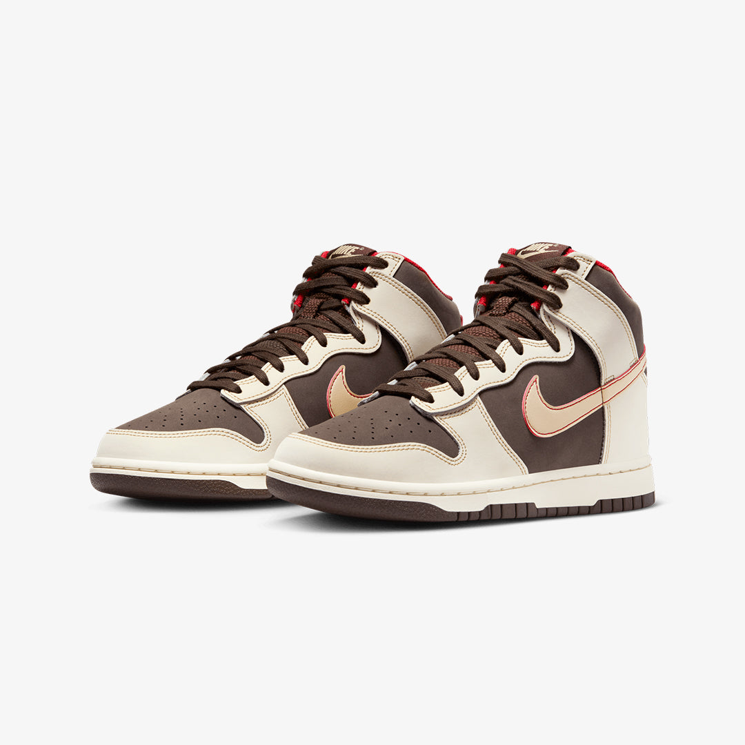 Nike | DUNK HIGH RETRO SE { BAROQUE BROWN/SESAME-COCONUT MILK
