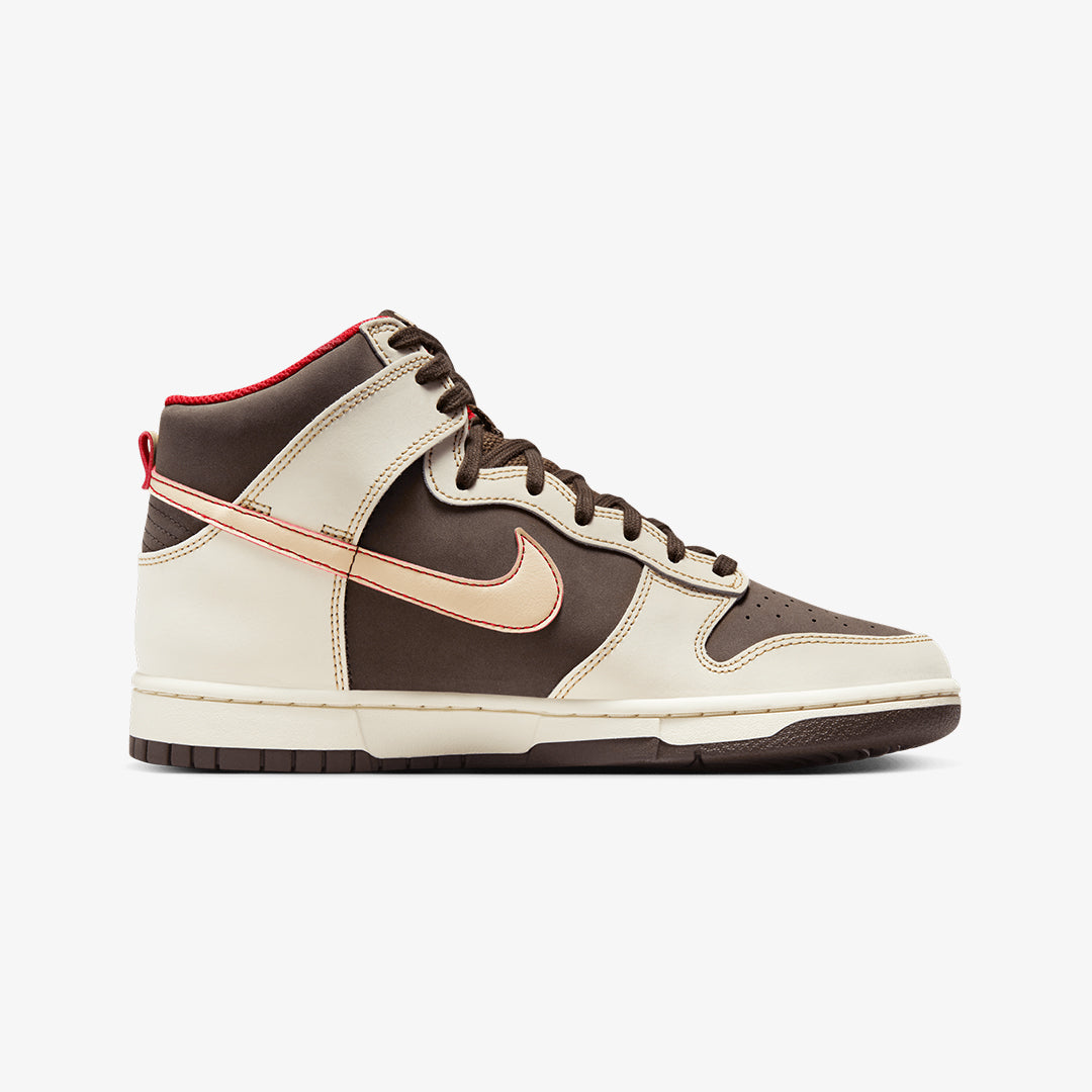 Nike | DUNK HIGH RETRO SE { BAROQUE BROWN/SESAME-COCONUT MILK