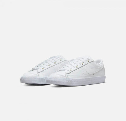 Nike | BLAZER LOW '77 SE { WHITE