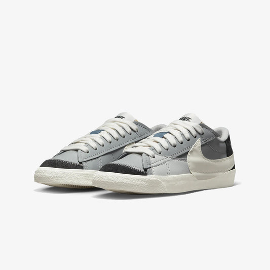 Nike | BLAZER LOW '77 JUMBO SE { LT SMOKE GREY/SAIL-PHOTON DUST