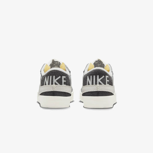 Nike | BLAZER LOW '77 JUMBO SE { LT SMOKE GREY/SAIL-PHOTON DUST