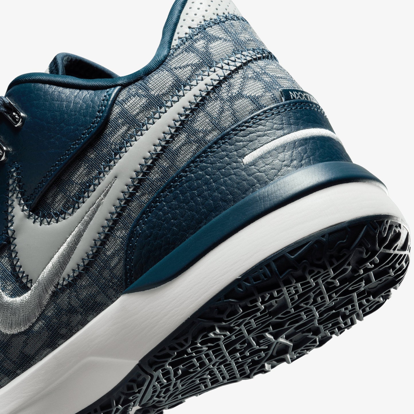 Nike | LEBRON NXXT GEN AMPD EP { ARMORY NAVY/LIGHT SILVER-SAIL