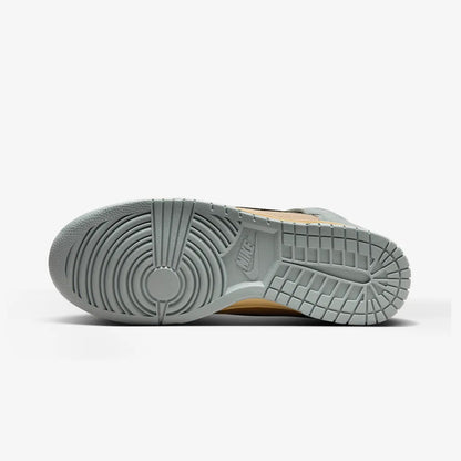 Nike | DUNK HIGH RETRO SE  { GRAIN/BLACK-LIGHT PUMICE-PALE VANILLA