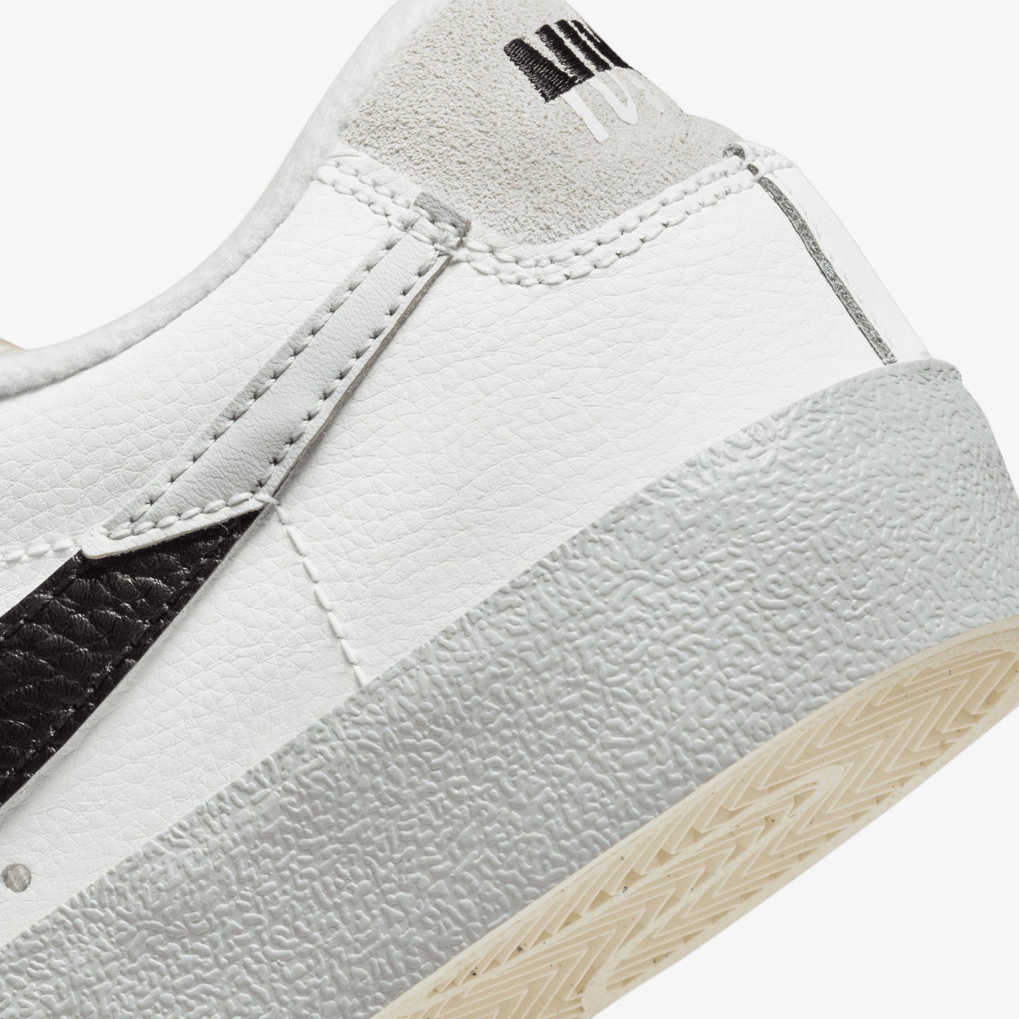 Nike | BLAZER LOW '77 SE REMIX { SUMMIT WHITE/LIGHT SILVER-BLACK