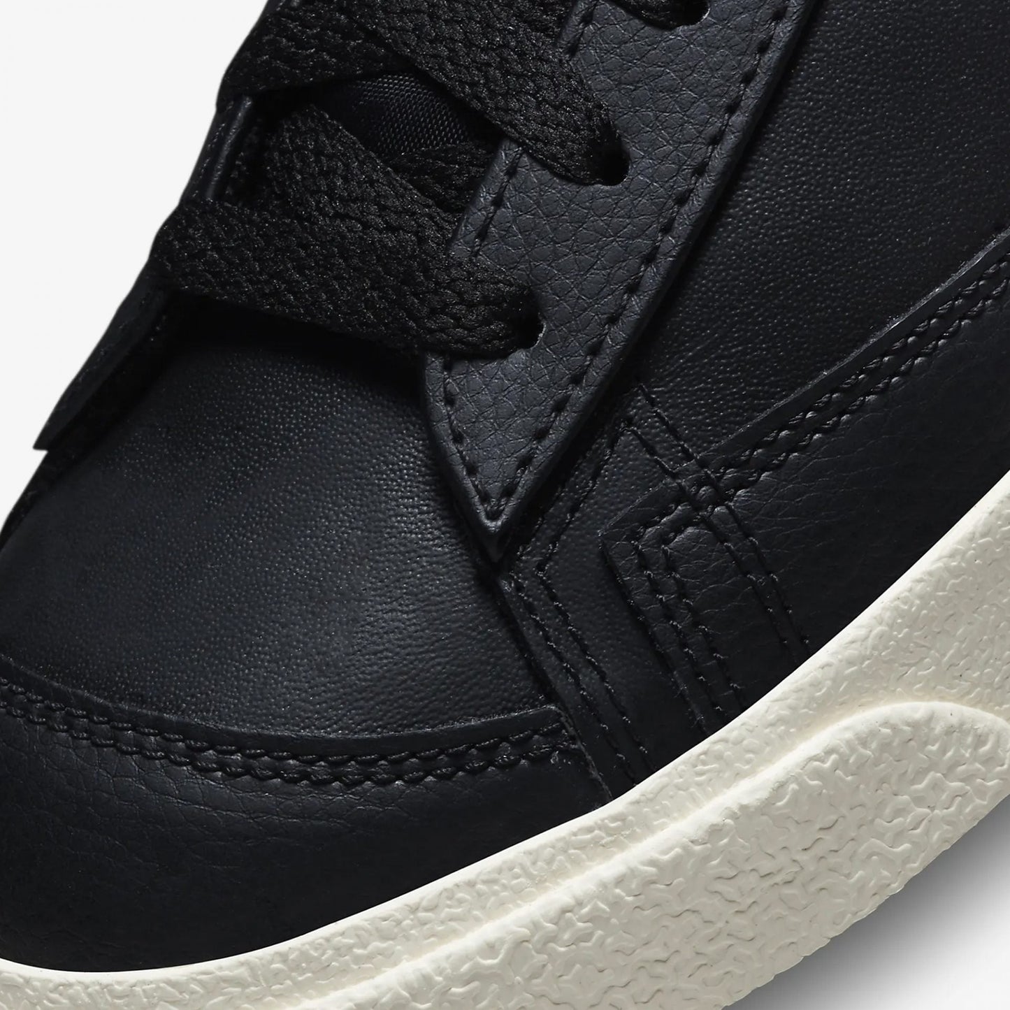 Nike | BLAZER MID '77 PREMIUM { BLACK