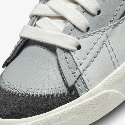 Nike | BLAZER LOW '77 JUMBO SE { LT SMOKE GREY/SAIL-PHOTON DUST