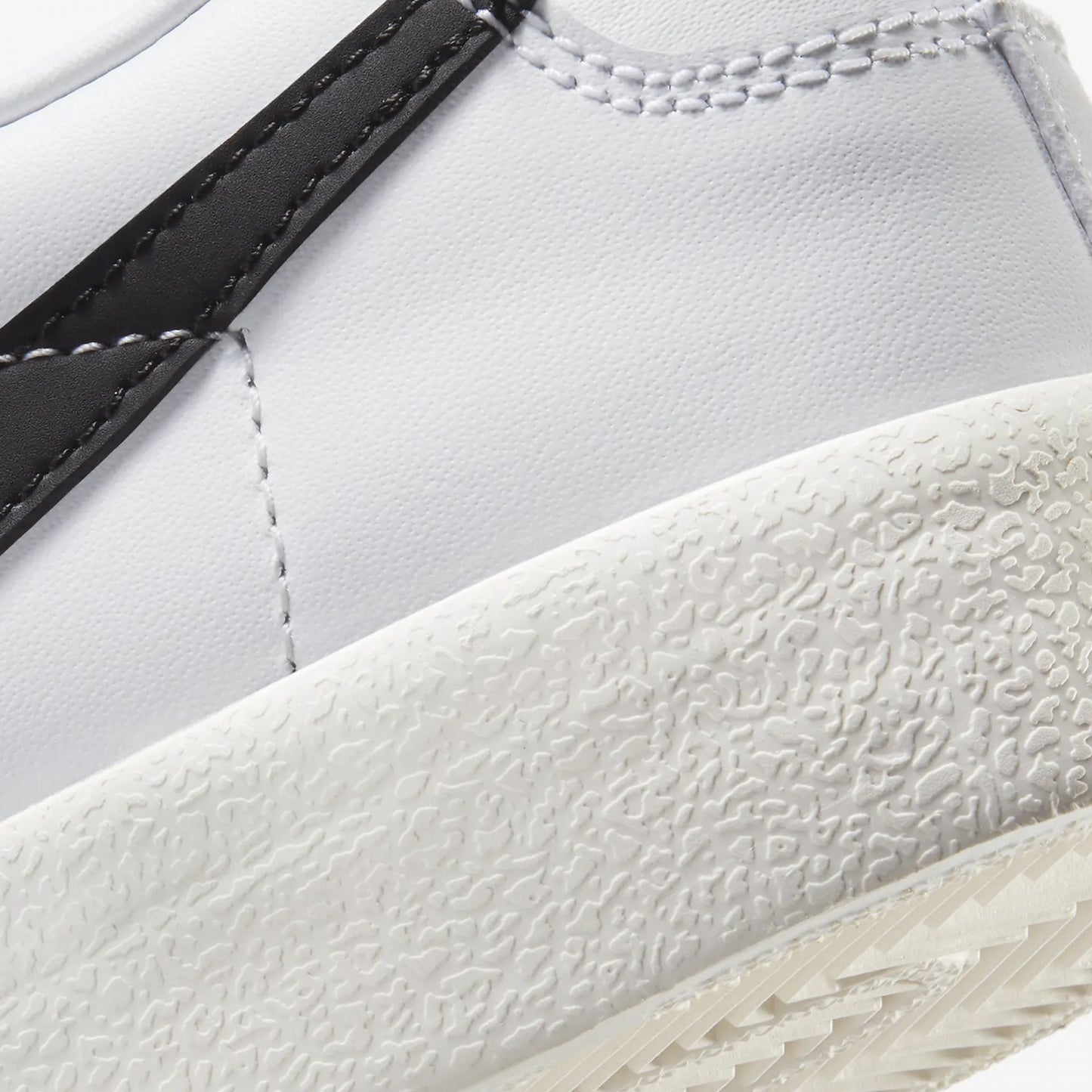 Nike | BLAZER LOW '77 VINTAGE { WHITE/BLACK