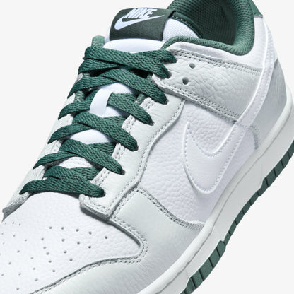 NIKE | DUNK LOW RETRO SE { PHOTON DUST/WHITE-VINTAGE GREEN