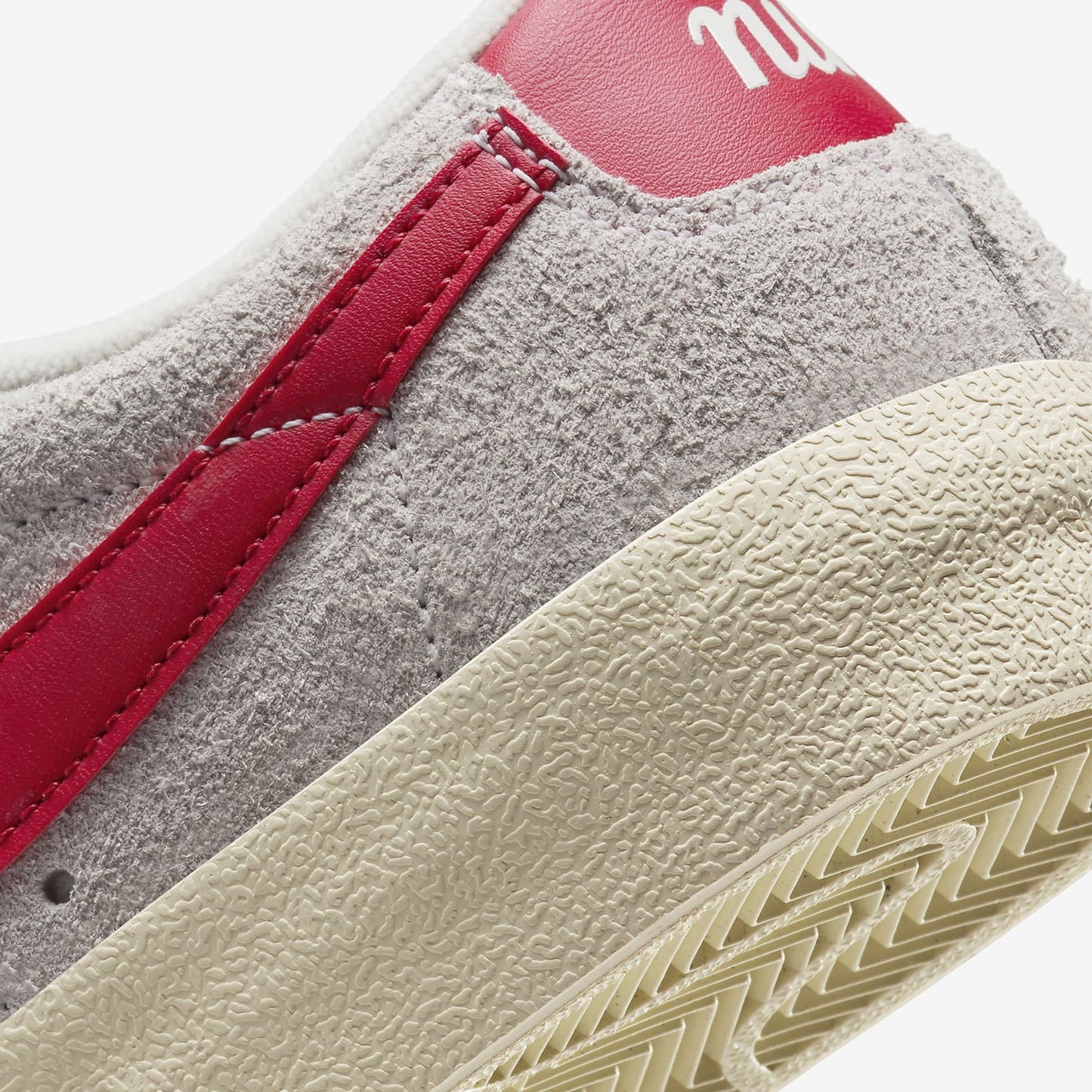 Nike | BLAZER LOW '77 VINTAGE { SUMMIT WHITE/GYM RED-SAIL-COCONUT MILK