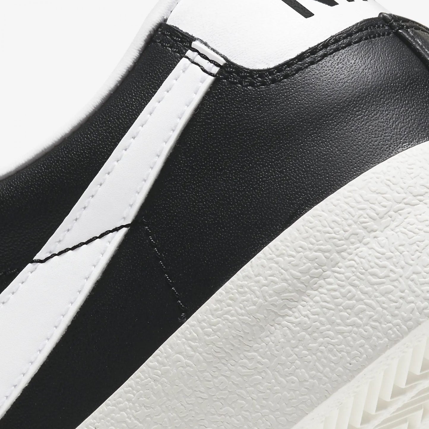 Nike | BLAZER LOW '77 VINTAGE { BLACK/WHITE