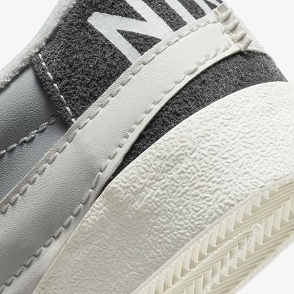 Nike | BLAZER LOW '77 JUMBO SE { LT SMOKE GREY/SAIL-PHOTON DUST