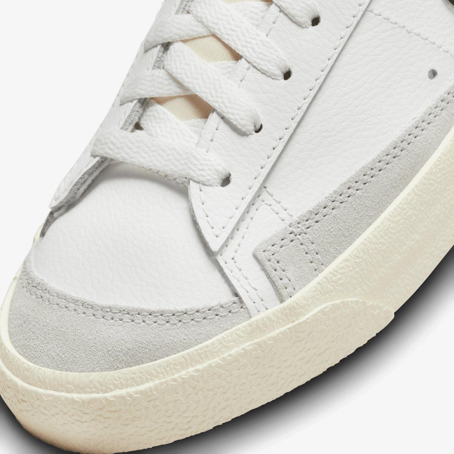 Nike | BLAZER LOW '77 SE REMIX { SUMMIT WHITE/LIGHT SILVER-BLACK