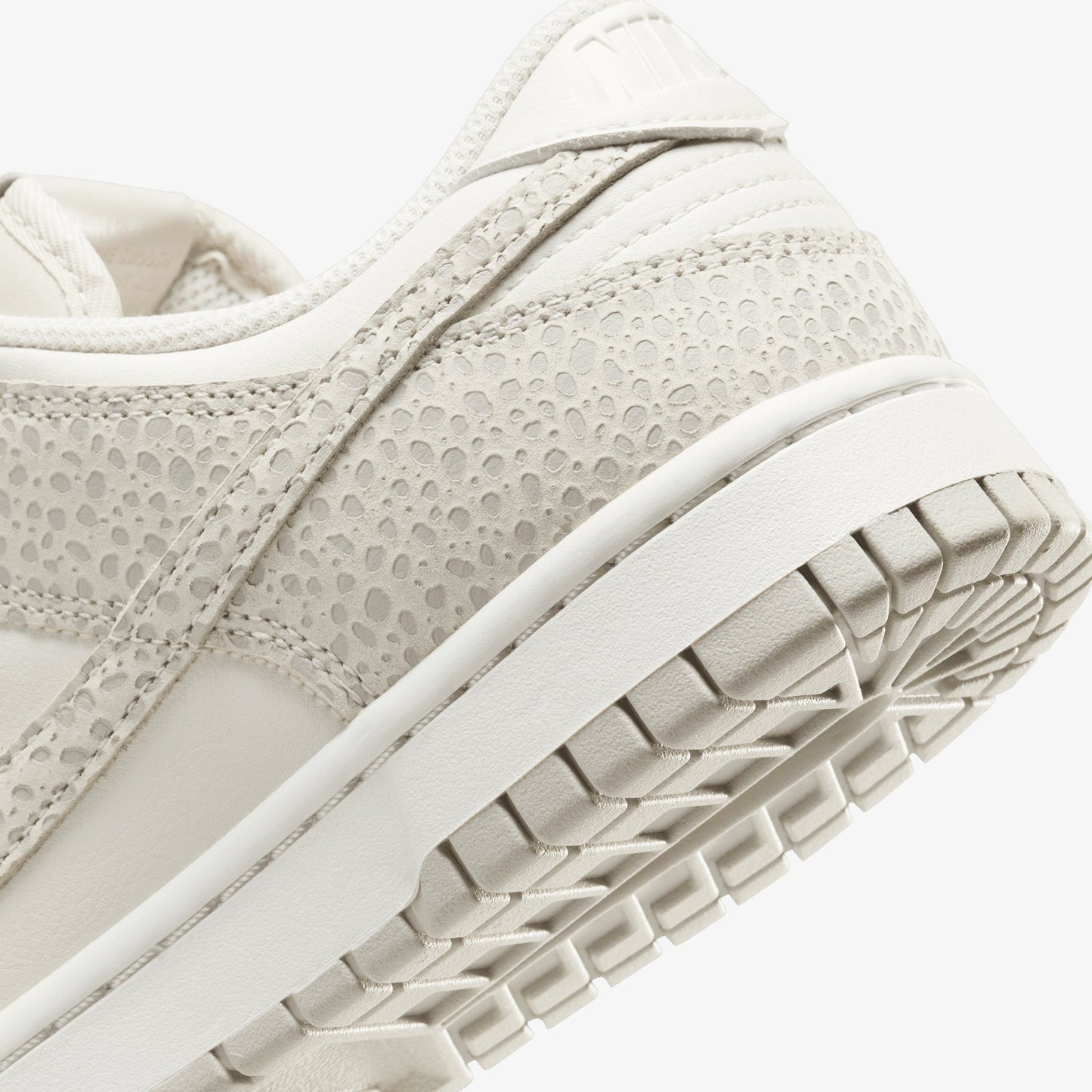 NIKE | DUNK LOW PREMIUM { PHANTOM/PHOTON DUST-LT SMOKE GREY