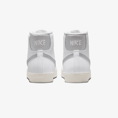 Nike | BLAZER MID '77 ESS { WHITE/METALLIC SILVER