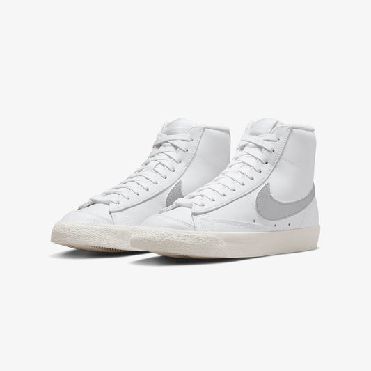 Nike | BLAZER MID '77 ESS { WHITE/METALLIC SILVER