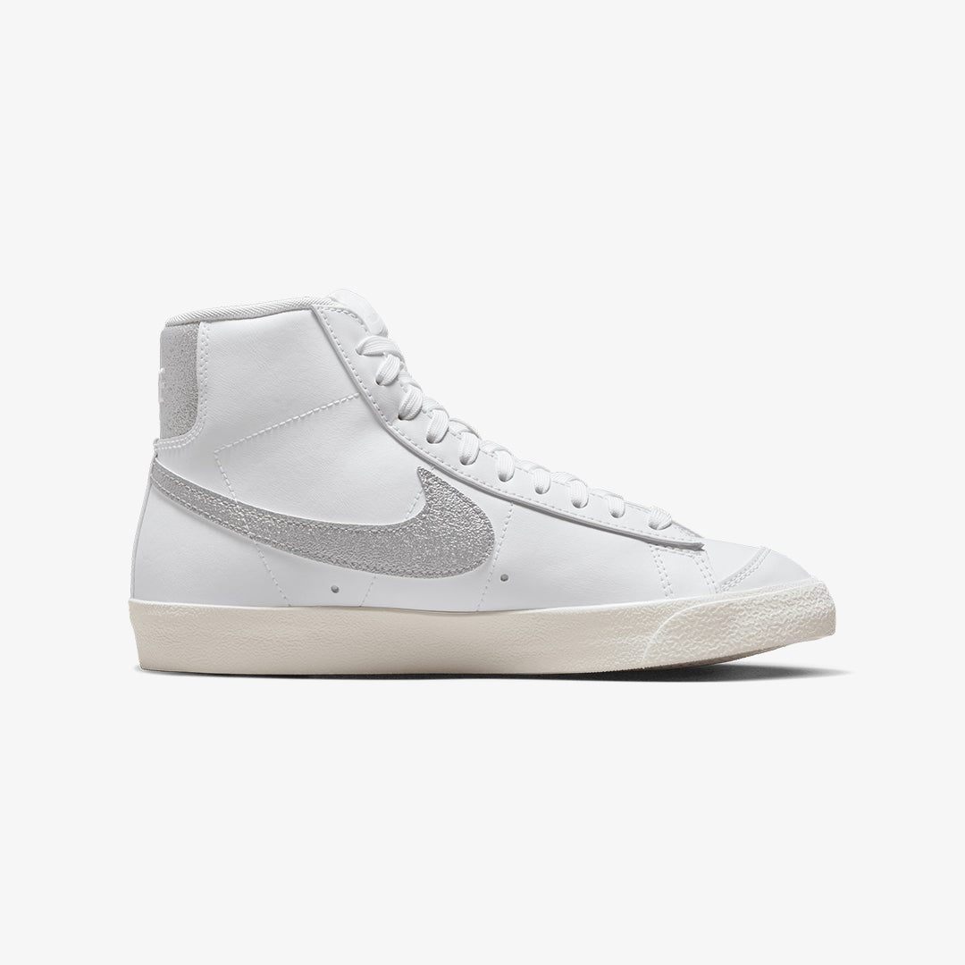 Nike | BLAZER MID '77 ESS { WHITE/METALLIC SILVER