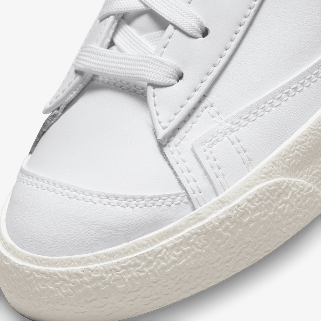 Nike | BLAZER MID '77 ESS { WHITE/METALLIC SILVER
