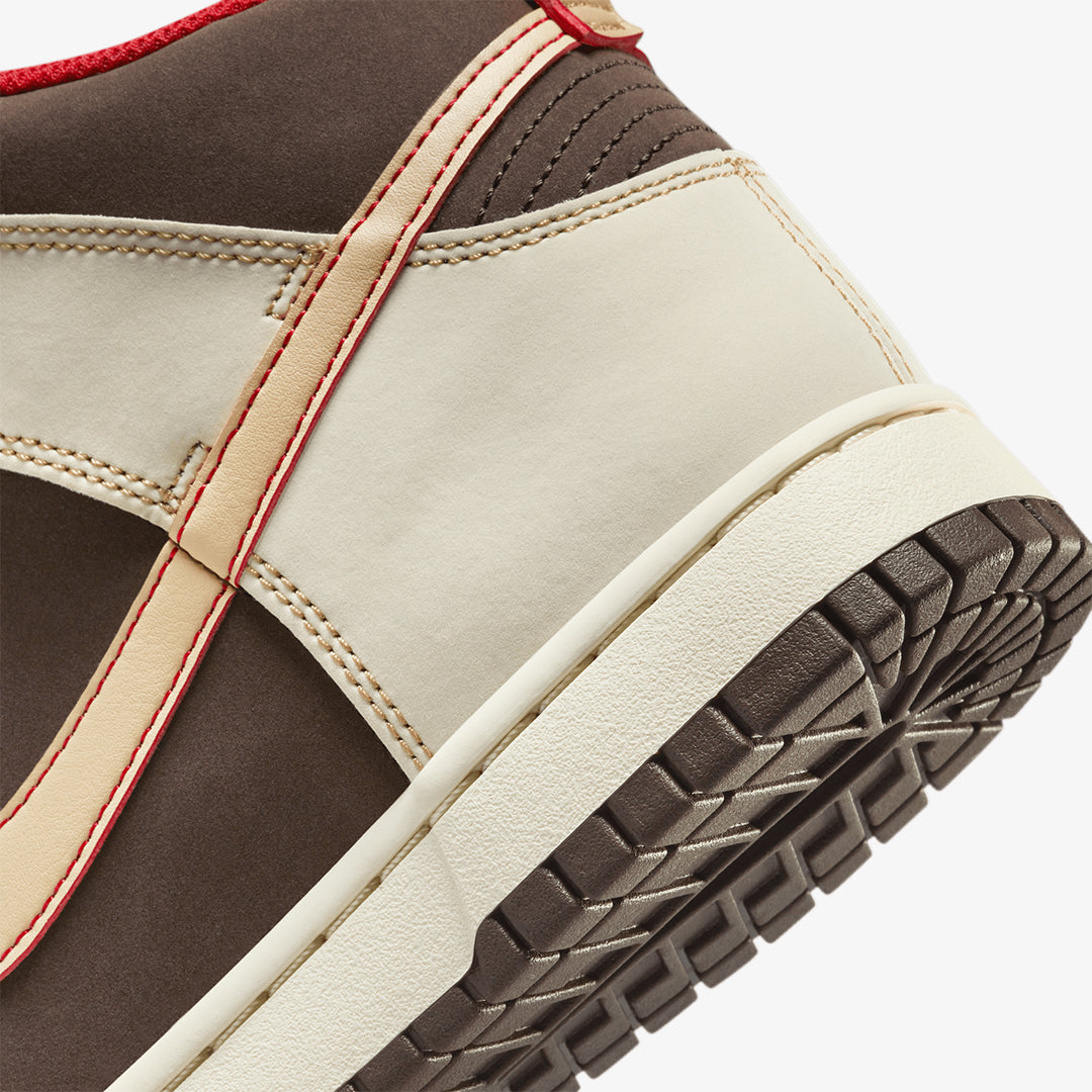 Nike | DUNK HIGH RETRO SE  { BAROQUE BROWN/SESAME-COCONUT MILK